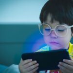 Anak Kecanduan Gadget? Ini Dampak Serius untuk Kesehatan Mata & Cara Mencegahnya