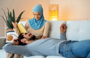 suami istri sedang bersantai di ruang keluarga