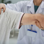 Nyeri Sendi Karena Asam Urat? Ini 6 Cara Ampuh Menurunkan dan Meredakannya Secara Alami