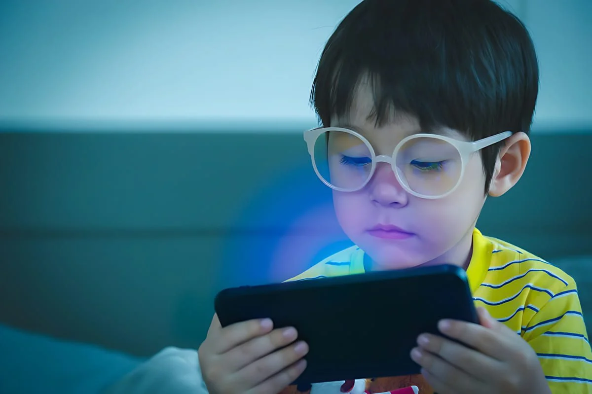 Anak Kecanduan Gadget? Ini Dampak Serius untuk Kesehatan Mata & Cara Mencegahnya
